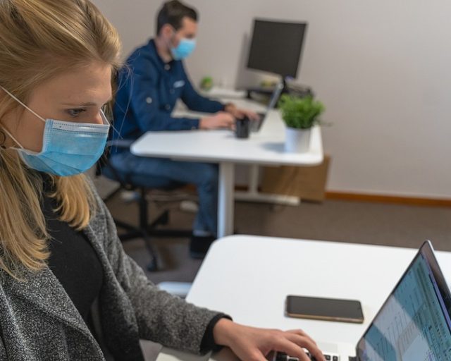 Kolejne zwolnienia i postojowe z ZUS