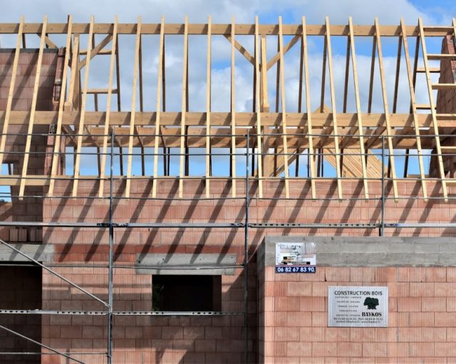 Kotwy do murłat – jak zadbać o trwałość i bezpieczeństwo więźby