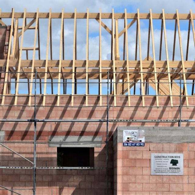 Kotwy do murłat – jak zadbać o trwałość i bezpieczeństwo więźby