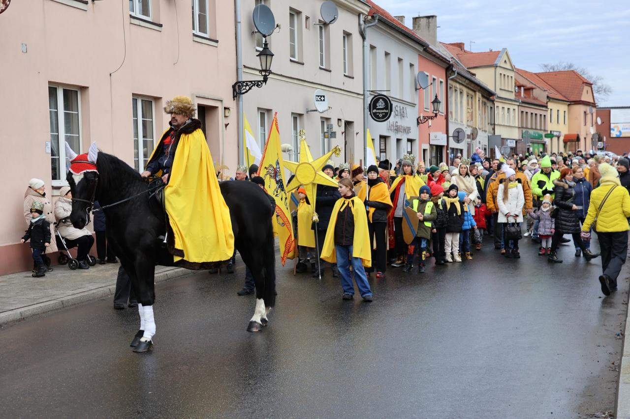 Ulicami Pyskowic przeszedł Orszak Trzech Króli [ZDJĘCIA] - fotoreportaż