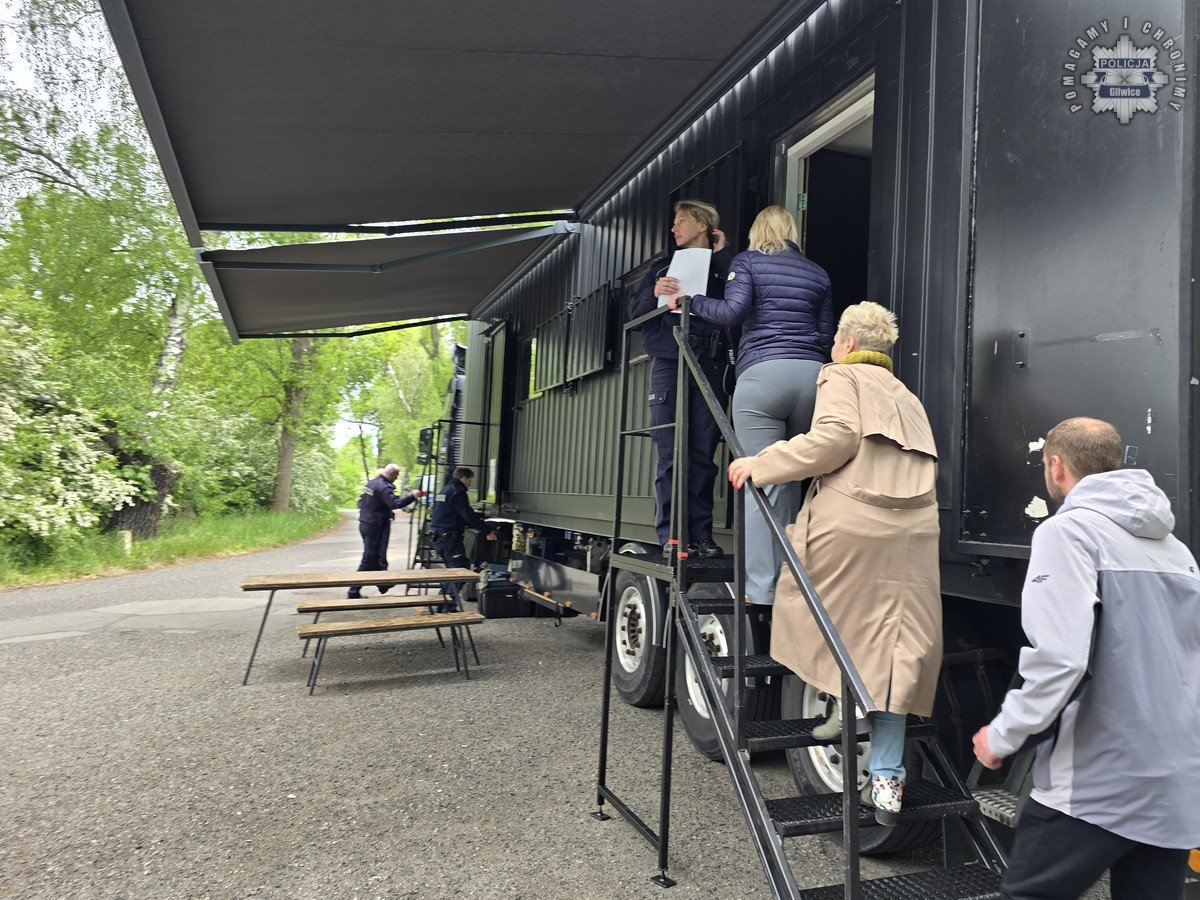 Escapetruck zatrzymał się w Pyskowicach – lekcja o handlu ludźmi [ZDJĘCIA] - fotoreportaż