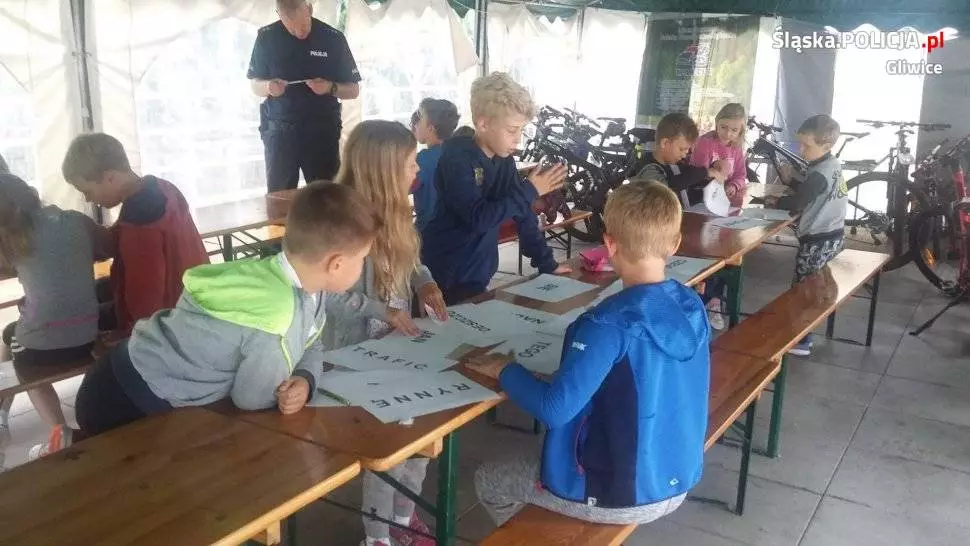 23 lipca br. profilaktycy z komendy miejskiej policji w Gliwicach wraz z dzielnicowymi z komisariatu policji w Pyskowicach, odwiedzili kolonie w ośrodku żeglarskim nad jeziorem Dzierżono Małe
