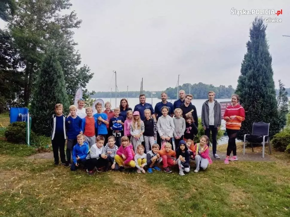 Dzielnicowi z komisariatu policji w Pyskowicach wraz z profilaktykami z gliwickiej komendy odwiedzili dzieci biorące udział w koloniach na terenie ośrodka mieszczącego się nad jeziorem Dzierżno Małe