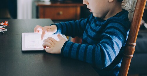 Hejt, grooming, uzależnienie – co każdy nastolatek powinien wiedzieć o Internecie