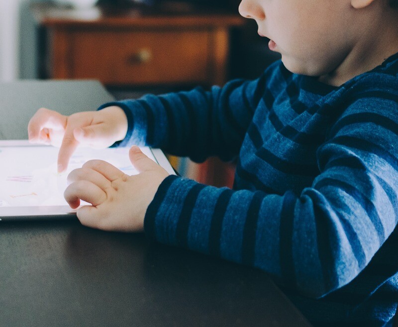 Hejt, grooming, uzależnienie – co każdy nastolatek powinien wiedzieć o Internecie