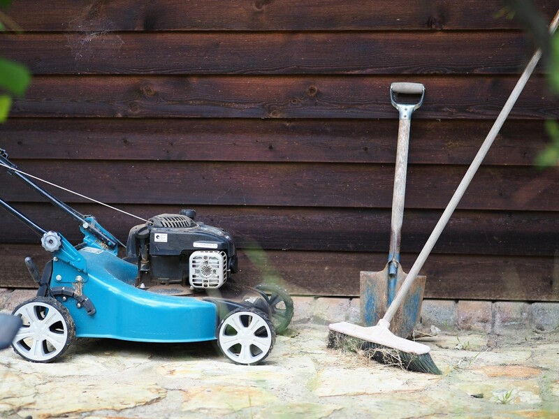 Jaką kosiarkę spalinową wybrać? 5 polecanych modeli do zastosowań domowych