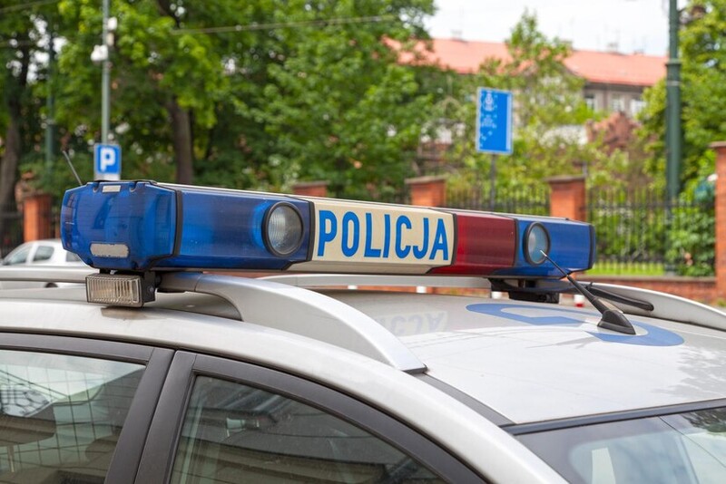 Mandat za prędkość, ale też pomoc – policjanci wymienili żarówkę w samochodzie kobiety