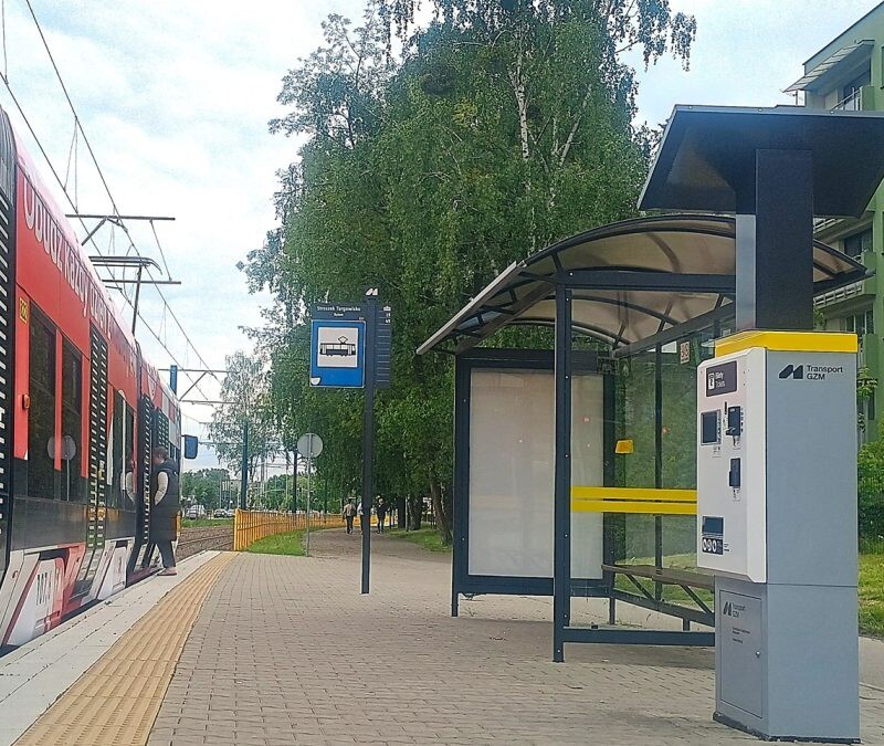 Pierwsze solarne biletomaty włączone do systemu Transport GZM. Docelowo będzie ich aż 132!