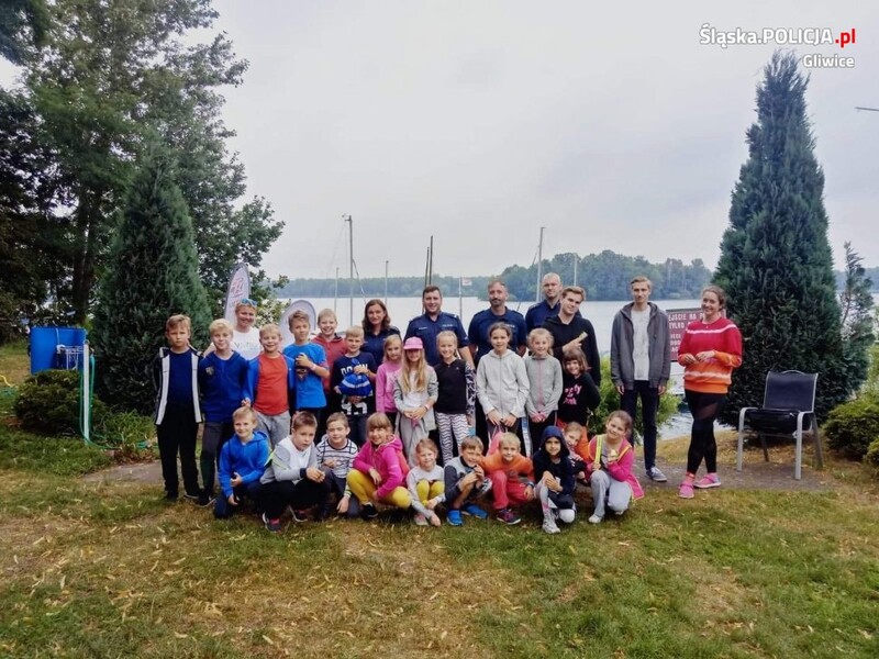 Policjanci z wizytą na koloniach nad jeziorem Dzierżno Małe