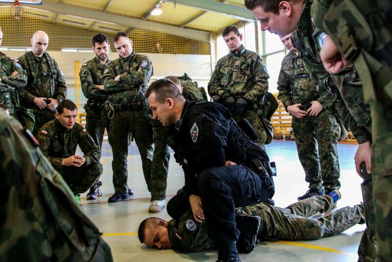 Policjant szkolił żołnierzy z taktyki techniki interwencji