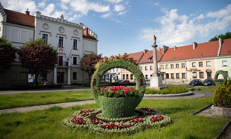 Przyszło lato, a z nim rzeźby kwiatowe i włączone fontanny