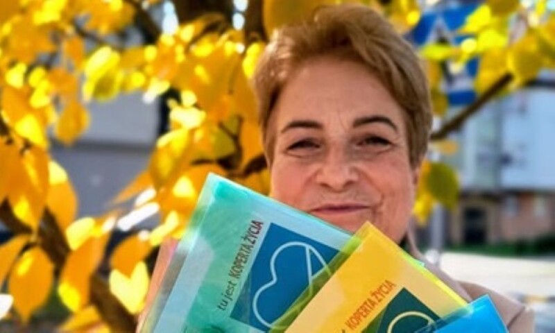 Pyskowice: Seniorzy odbierają bezpłatne „Koperty Życia” – zadbaj o bezpieczeństwo