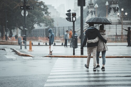 Trudne warunki na drodze – jak bezpiecznie prowadzić podczas deszczu i burzy?