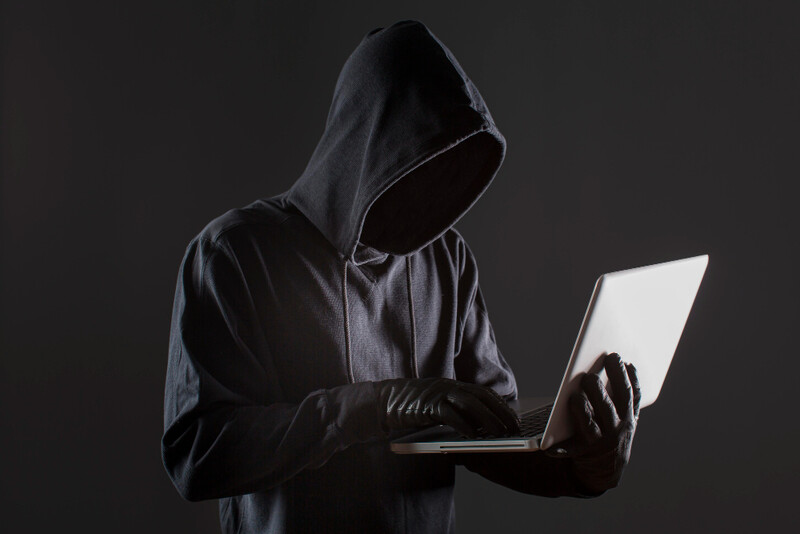 Uwaga na oszustwa typu phishing – fałszywe strony udające serwisy firm kurierskich