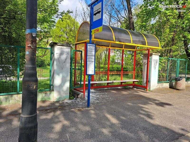 Wandal wiaty przystankowej zatrzymany. Sprawcą jest 19-latek z Pyskowic