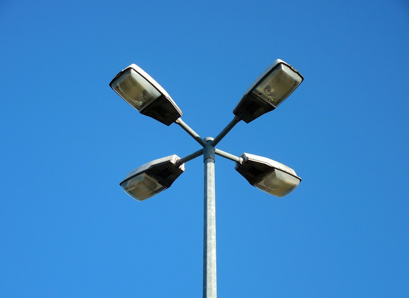 Wandale znowu dali o sobie znać. Zniszczyli lampy hybrydowe